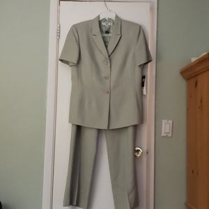 NWT LE SUIT Short Sleeve Pant Suit 16 Celery Green
